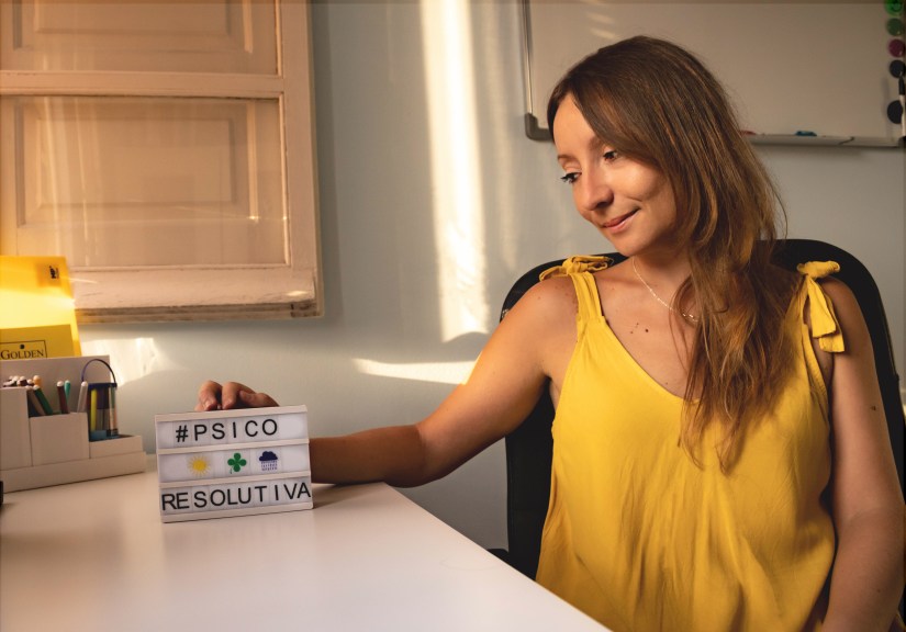 Fotografía de la creadora de la página web en su despacho